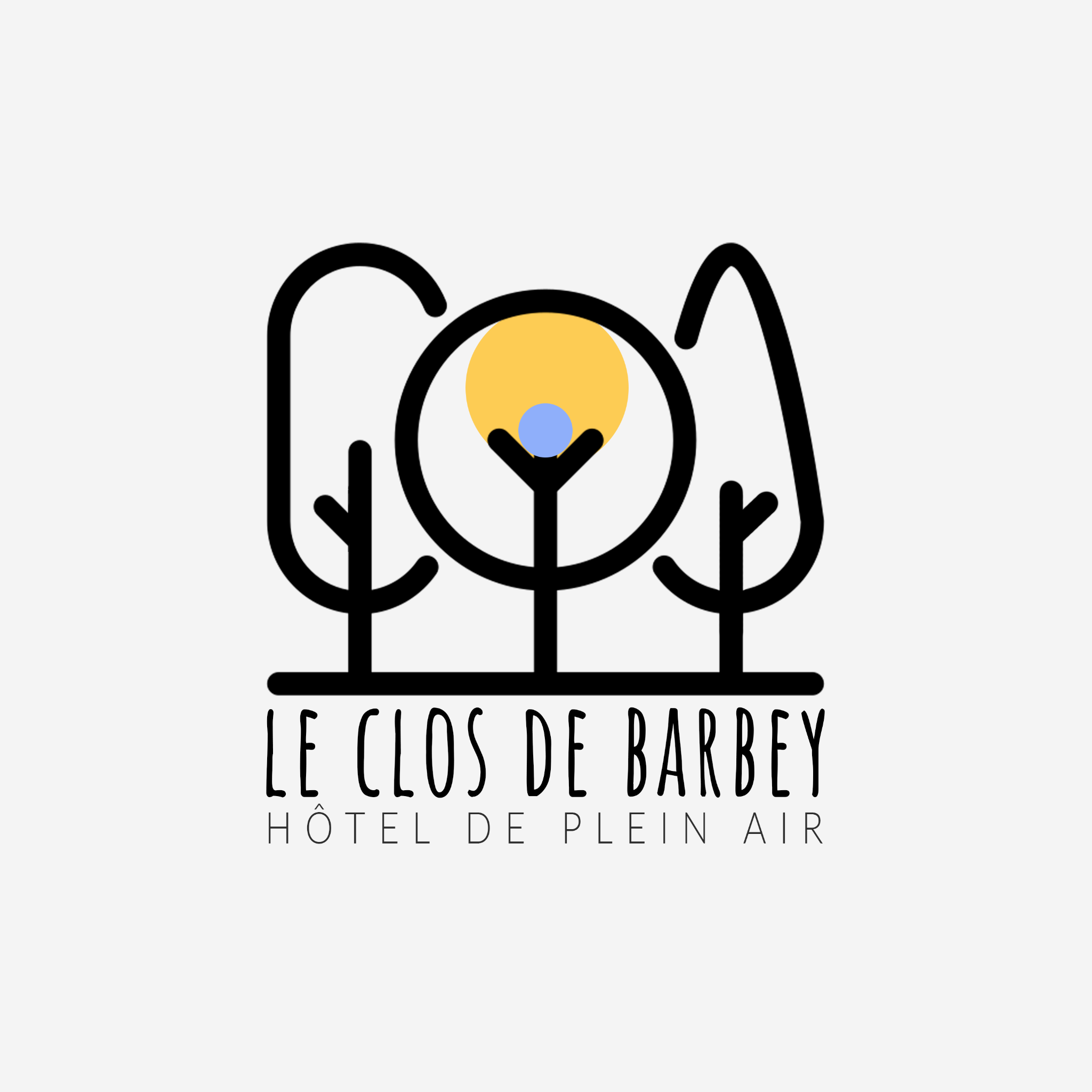 Logo du Clos de Barbey de 2023 : trois arbres noirs, un soleil jaune, un disque bleu et la signature Hôtel de plein air